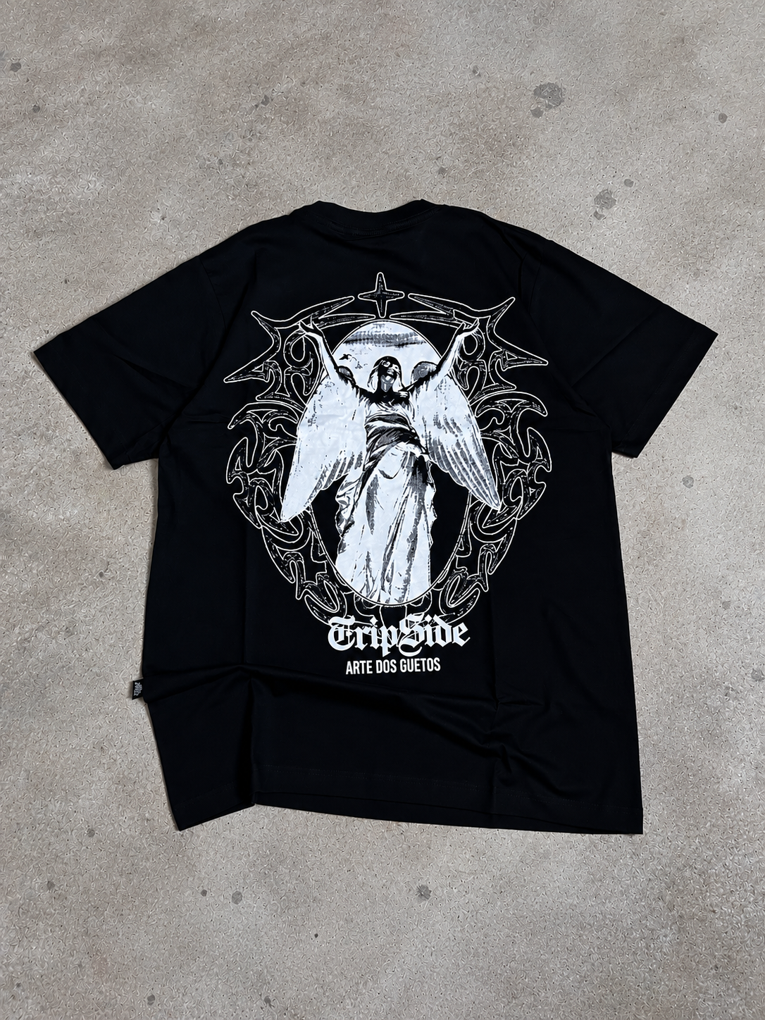 Camiseta preta streetwear com estampa branca nas costas