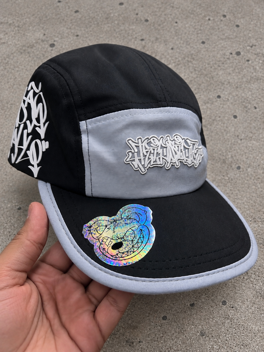 Boné streetwear preto e cinza com aplicações