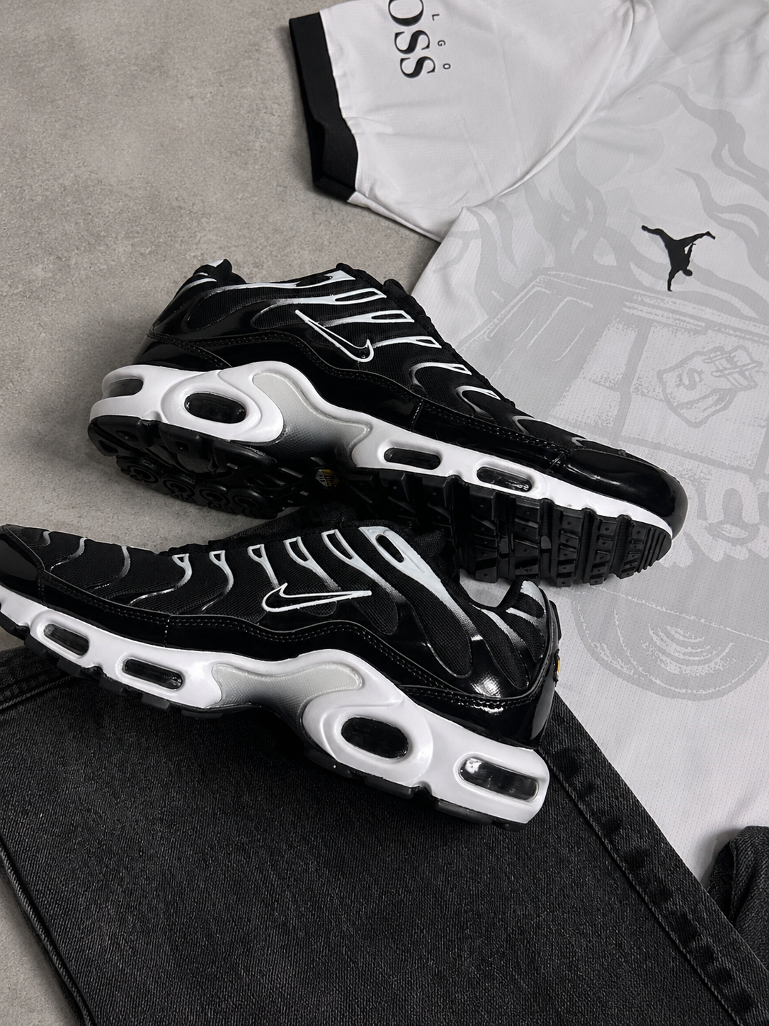 Composição streetwear com tênis preto e branco
